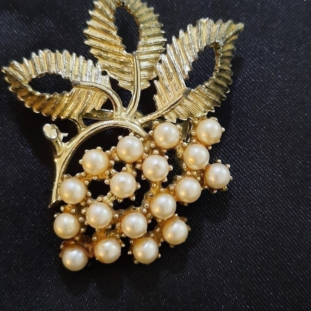 BSK Vintage Seed Pearl Gold Tone Flower Plant Brooch Pin - Picture 5 of 5